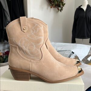 Stylish Tan Ankle Boots with Gold Tips